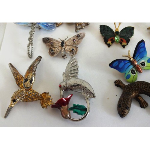 77 - GOOD COLLECTION OF BROOCHES INCLUDES BUTTERFLIES, ANIMALS & BIRDS