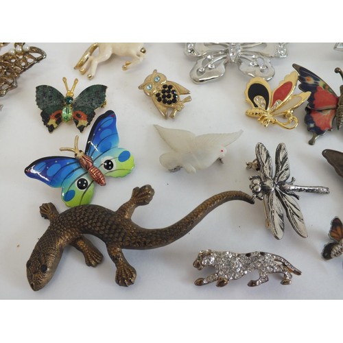 77 - GOOD COLLECTION OF BROOCHES INCLUDES BUTTERFLIES, ANIMALS & BIRDS