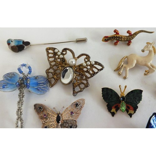 77 - GOOD COLLECTION OF BROOCHES INCLUDES BUTTERFLIES, ANIMALS & BIRDS