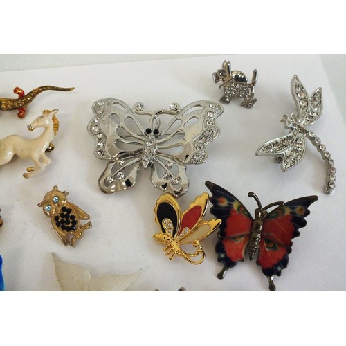 77 - GOOD COLLECTION OF BROOCHES INCLUDES BUTTERFLIES, ANIMALS & BIRDS