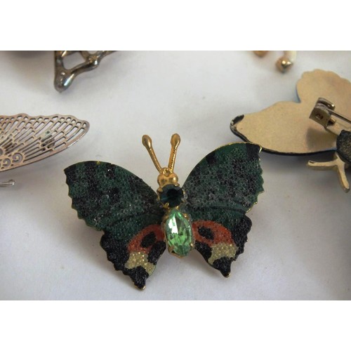 77 - GOOD COLLECTION OF BROOCHES INCLUDES BUTTERFLIES, ANIMALS & BIRDS