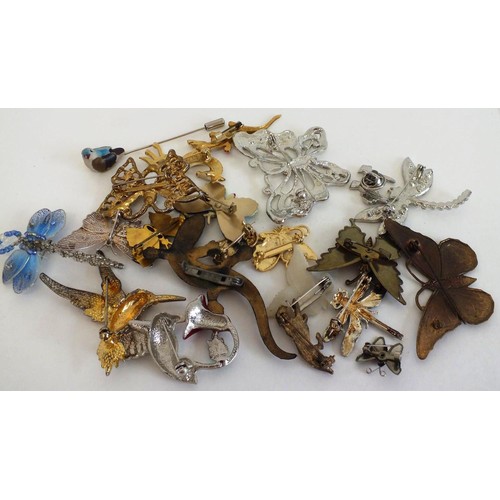 77 - GOOD COLLECTION OF BROOCHES INCLUDES BUTTERFLIES, ANIMALS & BIRDS