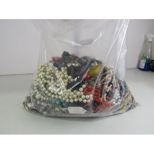 510 - 10kg UNSORTED COSTUME JEWELLERY inc. Bangles, Necklaces, Rings, Earrings.