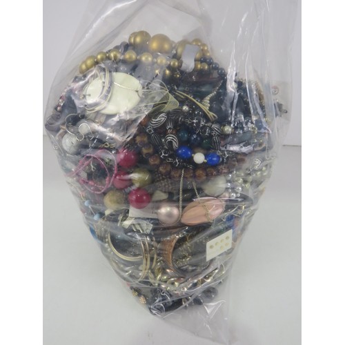 512 - 10kg UNSORTED COSTUME JEWELLERY inc. Bangles, Necklaces, Rings, Earrings.