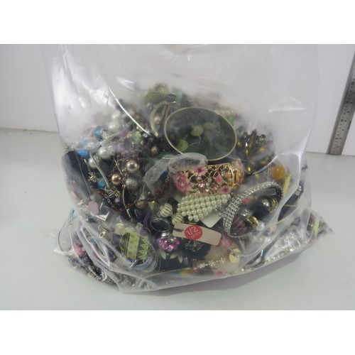 513 - 10kg UNSORTED COSTUME JEWELLERY inc. Bangles, Necklaces, Rings, Earrings.