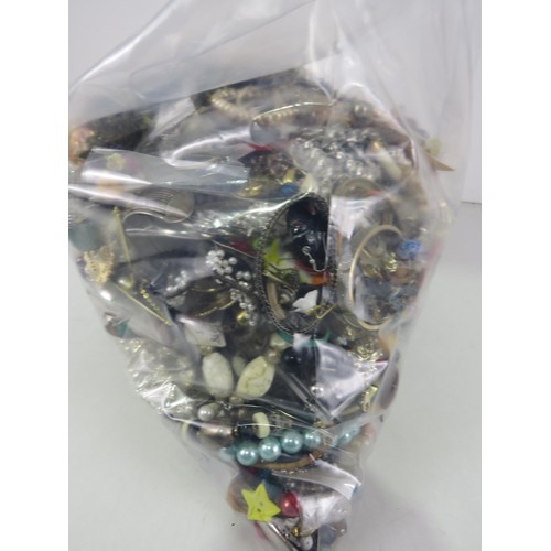 513 - 10kg UNSORTED COSTUME JEWELLERY inc. Bangles, Necklaces, Rings, Earrings.