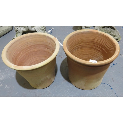 581 - 2x LARGE PLANT POTS