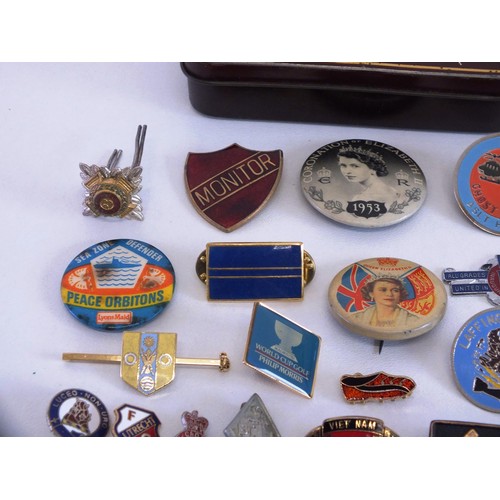 13 - OLD TIN OF MISCELLANEOUS ITEMS, MICRO MOSAIC BROOCH, BADGES ETC