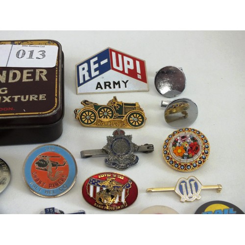 13 - OLD TIN OF MISCELLANEOUS ITEMS, MICRO MOSAIC BROOCH, BADGES ETC