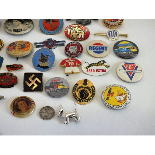 13 - OLD TIN OF MISCELLANEOUS ITEMS, MICRO MOSAIC BROOCH, BADGES ETC