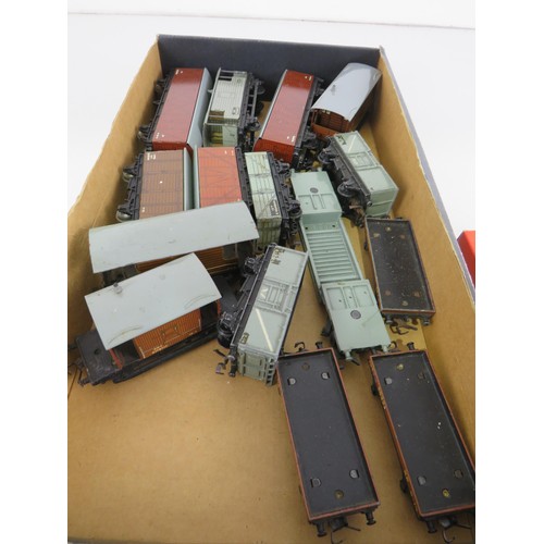 9 - 17x HORNBY AND DUBLO RAILWAY MODELS INCLUDING TWO BOXED.