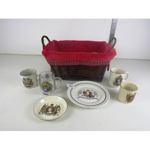 52 - JOBLOT OF ASSORTED CERAMIC AND GLASS ROYAL MEMORABILIA