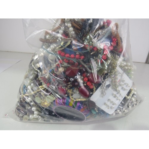 100A - 10kg UNSORTED COSTUME JEWELLERY inc. Bangles, Necklaces, Rings, Earrings.