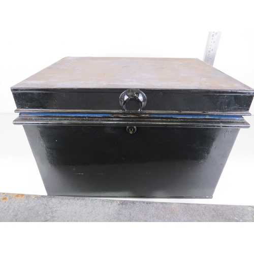 416 - METAL DEEP BOX FULL OF KEYS AND STRONGBOX WITH TRAY