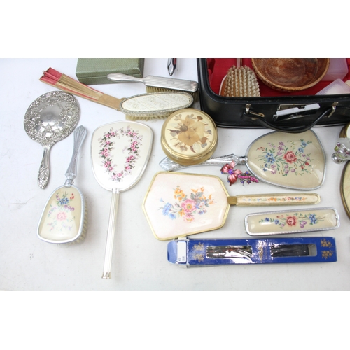 487 - Ladies Vanity Collectables Vintage Hair Brushes Brass Mirrors Accessories