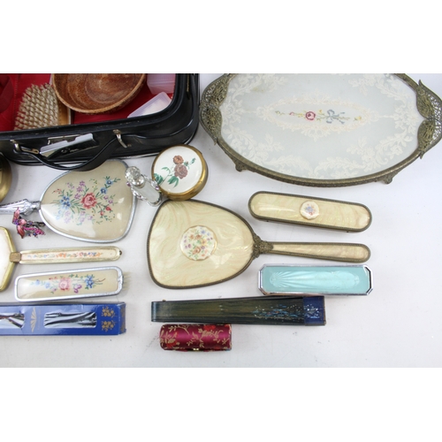 487 - Ladies Vanity Collectables Vintage Hair Brushes Brass Mirrors Accessories