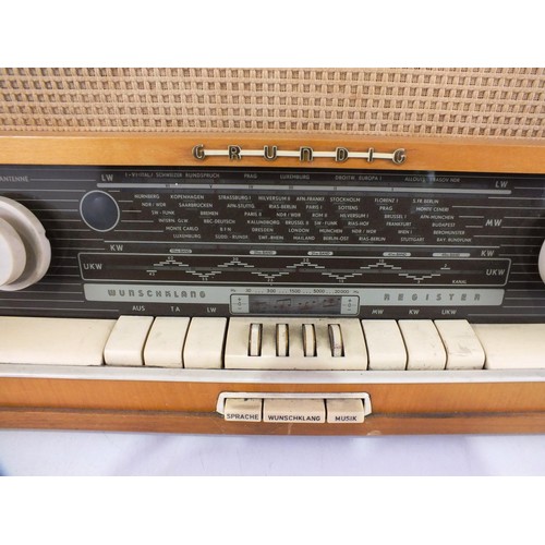 8 - GRUNDIG 50/60s MODEL 3066 RADIO- UNTESTED AS SEEN