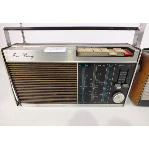 29 - PORTABLE VINTAGE MURPHY RADIO BA890 MADE IN JAPAN PLUS ROBERTS RADIO - UNTESTED AS SEEN