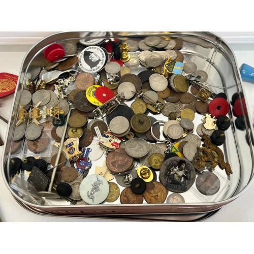 53 - TIN OF MISCELLANEOUS ITEMS INCLUDING BILLIONAIRE BELT BUCKLE, BOTTLE OPENER ETC