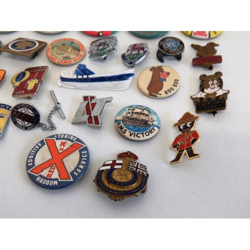 39 - 25 VARIOUS PIN BADGES INCLUDING BUTLINS