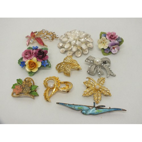 250 - Selection of brooches