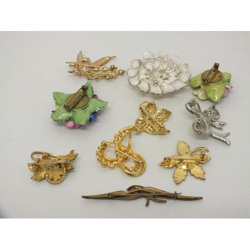 250 - Selection of brooches