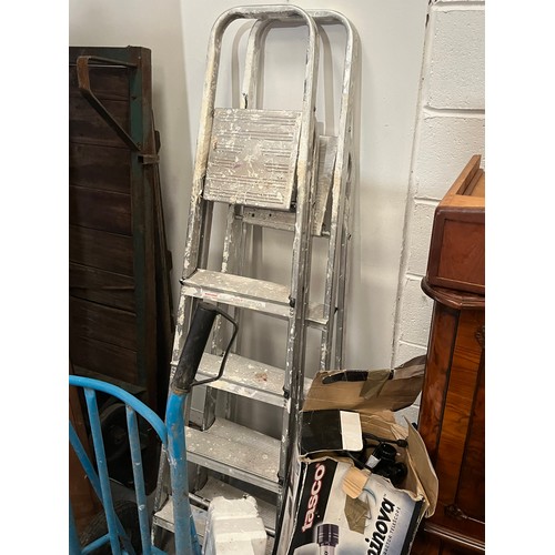 640 - Mixed lot of tools including step ladders tools and electrical items including tile cutter, draper, ... 