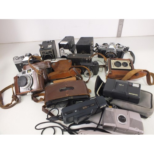 265 - Vintage Camera's and accessories.