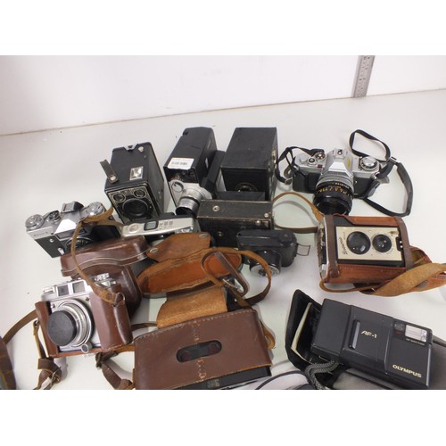 265 - Vintage Camera's and accessories.