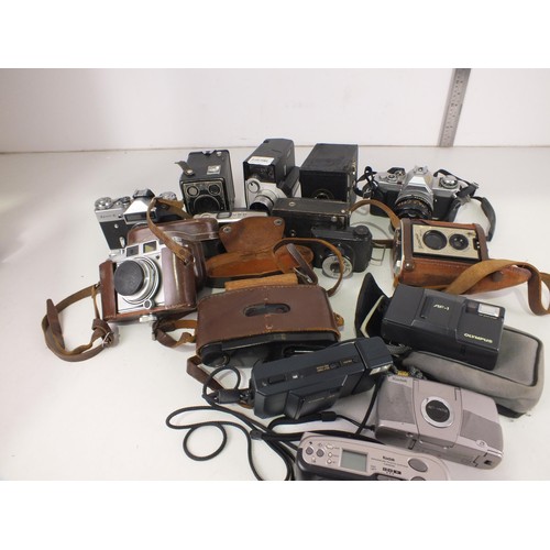 265 - Vintage Camera's and accessories.