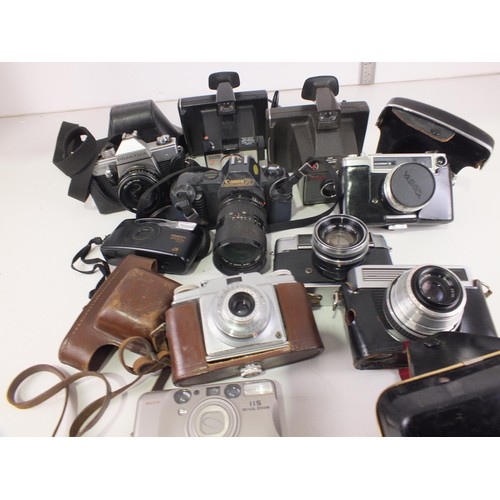 266 - Vintage Camera's and accessories.