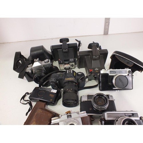 266 - Vintage Camera's and accessories.