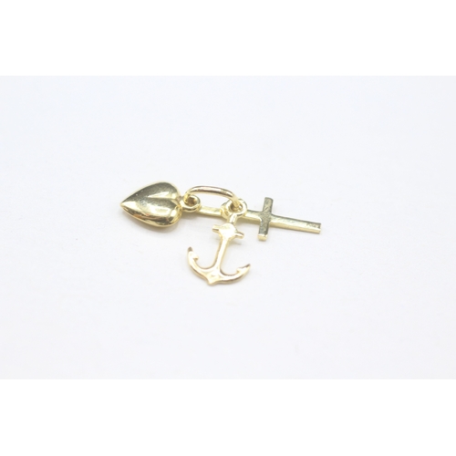 450 - 9ct gold 'faith, hope, love' charm (0.8g)