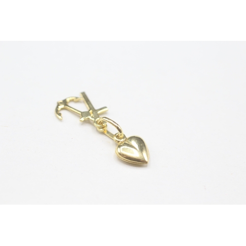 450 - 9ct gold 'faith, hope, love' charm (0.8g)