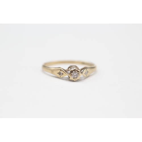 462 - 9ct gold solitaire diamond ring (1g) size L.