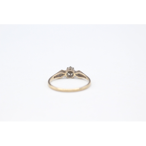 462 - 9ct gold solitaire diamond ring (1g) size L.