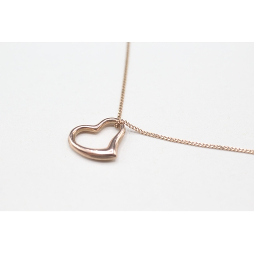 468 - 9ct gold heart pendant on chain (1g)