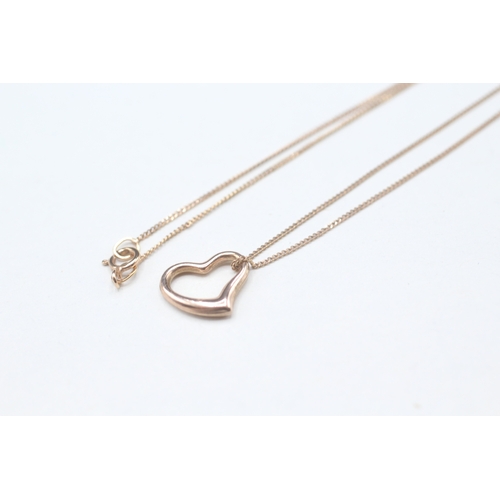 468 - 9ct gold heart pendant on chain (1g)