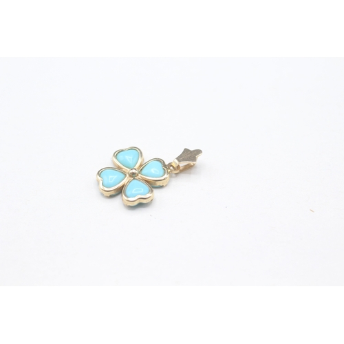 492 - 14ct gold with imitation turquoise clover shaped pendant (1.1g)