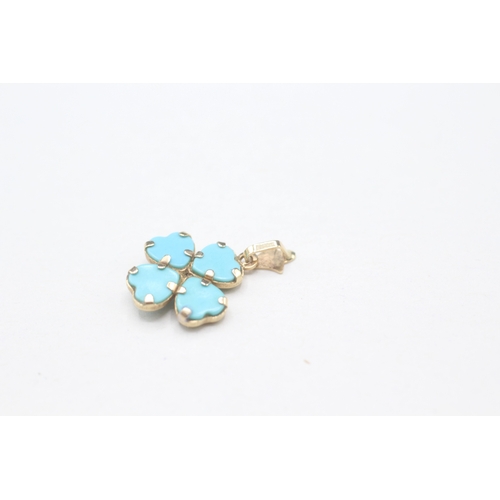 492 - 14ct gold with imitation turquoise clover shaped pendant (1.1g)