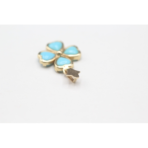 492 - 14ct gold with imitation turquoise clover shaped pendant (1.1g)