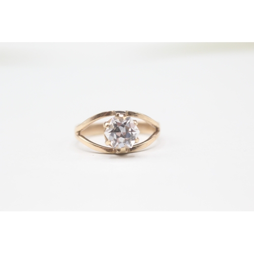 522 - 9ct gold and single cubic Zirconia solitaire ring (2.6g) size P