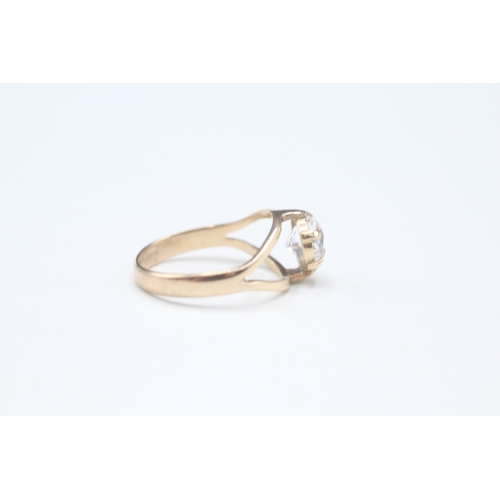 522 - 9ct gold and single cubic Zirconia solitaire ring (2.6g) size P