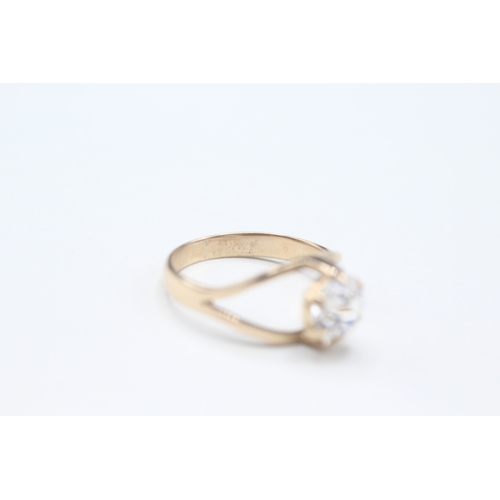 522 - 9ct gold and single cubic Zirconia solitaire ring (2.6g) size P