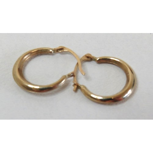 7 - Two pairs of 9ct gold small hoop earrings.
Weight 0.7g