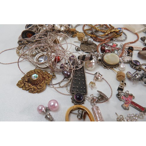 31 - Job lot of Silver Jewellery to include earrings, Necklaces, Pendants etc.
Weight 176g