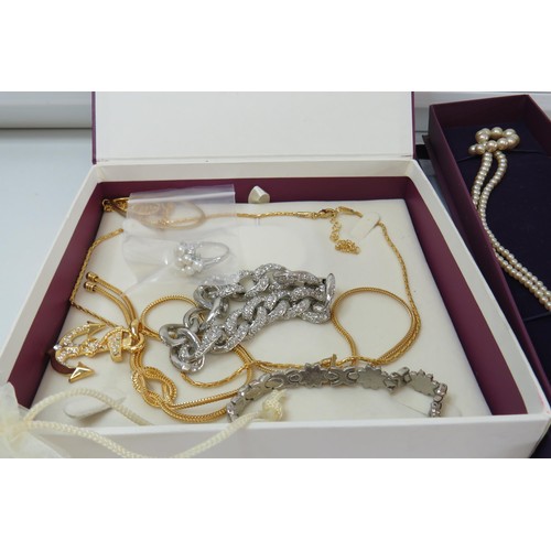 32 - Job lot of costume jewellery includes boxed necklace, Gold tone, earrings etc.