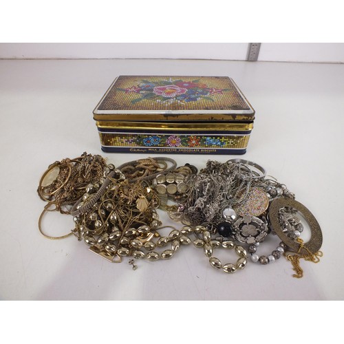 192 - Vintage tin with gold and silver tone jewellery.