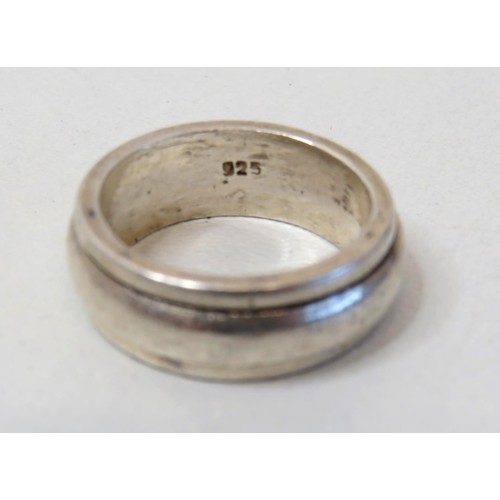 186 - Silver Spinner ring.