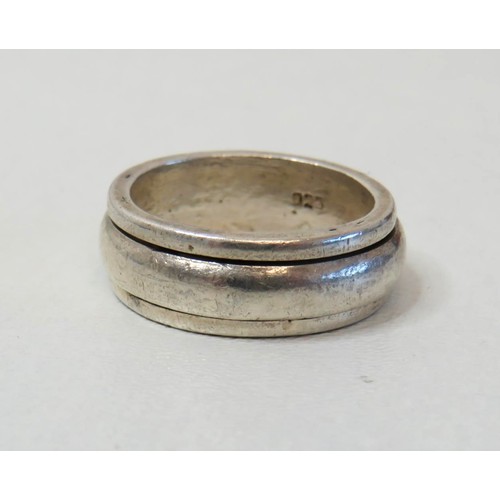 186 - Silver Spinner ring.